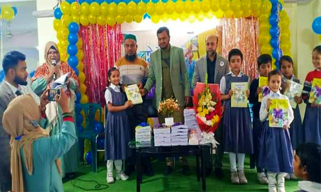 ঢাকার কুড়ার ঘাট এনজেলস স্কুলে শিক্ষার্থীদের মাঝে বই বিতরণ করেন প্রধান অতিথি এম এ গাফফার