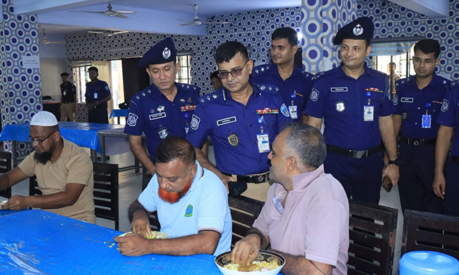 অফিসার ও ফোর্সের কল্যাণে নোয়াখালী পুলিশ সুপারের আকস্মিক পরিদর্শন &nbsp;&nbsp;