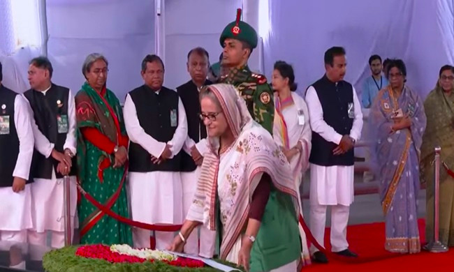 মুজিবনগর দিবসে বঙ্গবন্ধুর প্রতিকৃতিতে প্রধানমন্ত্রীর শ্রদ্ধা